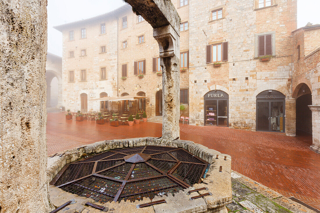 Brunnen, Zisterne, Piazza Cisterna, Nebel, San Gimignano, UNESCO Weltkulturerbe, Provinz Siena, Toskana, Italien, Europa
