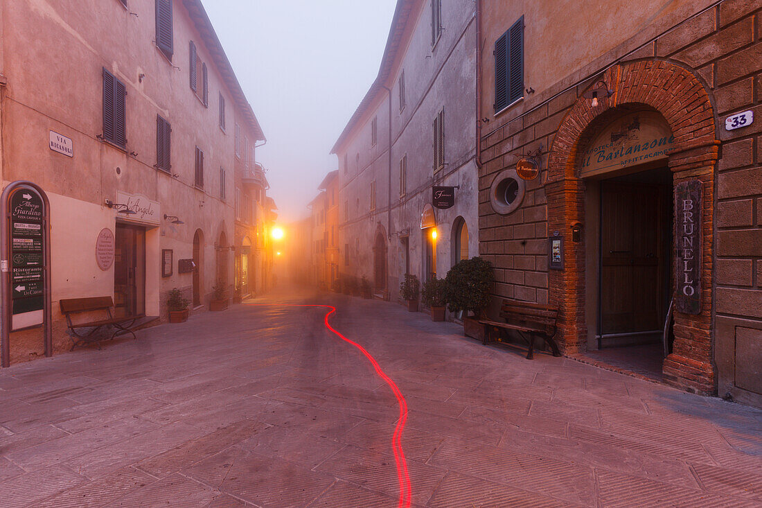 Via Ricasoli, Straße, Nebel, Montalcino, Herbst, Val d´Orcia, UNESCO Weltkulturerbe, Toskana, Italien, Europa