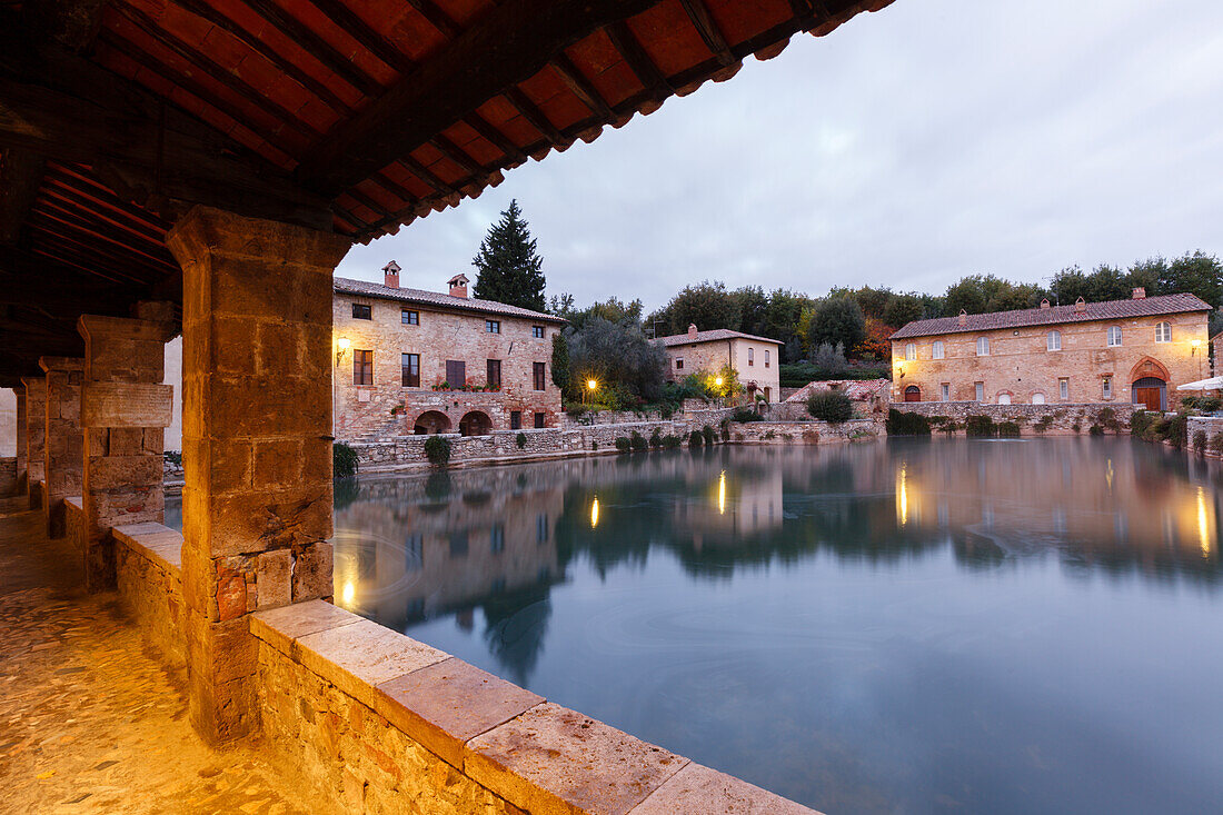 Bagno Vignoni, altes Dorf, Bad, Spa, Becken mit Thermalwasser, bei S. Quirico d´Orcia, Val d´Orcia, UNESCO Weltkulturerbe, Toskana, Italien, Europa