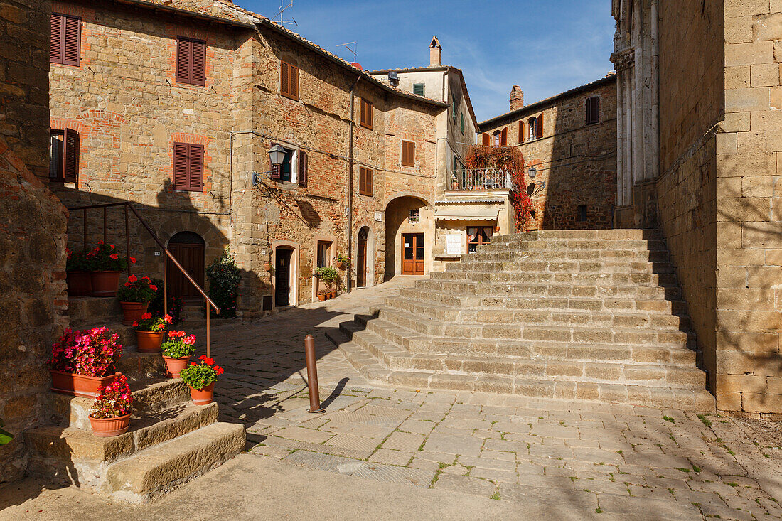 Treppenaufgang zur Kirche, Monticchiello, Dorf bei Montepulciano, Toskana, Italien, Europa