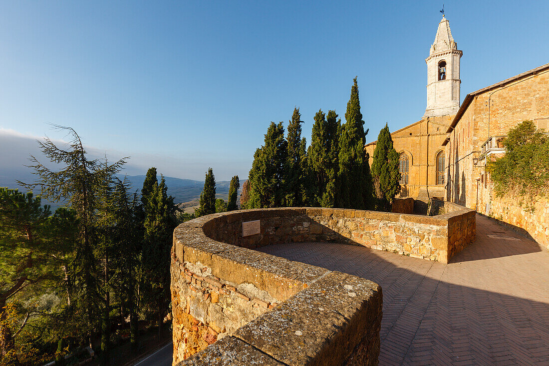 Fußweg mit Aussichtspunkt hinter dem Dom, Zypressen, Blick über das Tal, Val d´Orcia, Pienza, Toskana, Italien, Europa