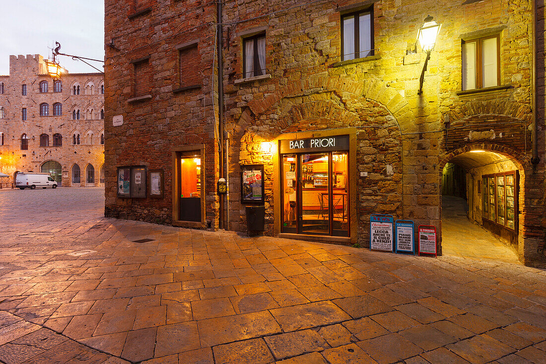 Bar, Piazza dei Priori, Hauptplatz, Volterra, Toskana, Italien, Europa