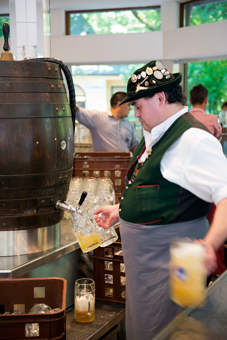 Bierausschank im Biergarten am Chinesischen Turm im Englischen Garten, München, Bayern