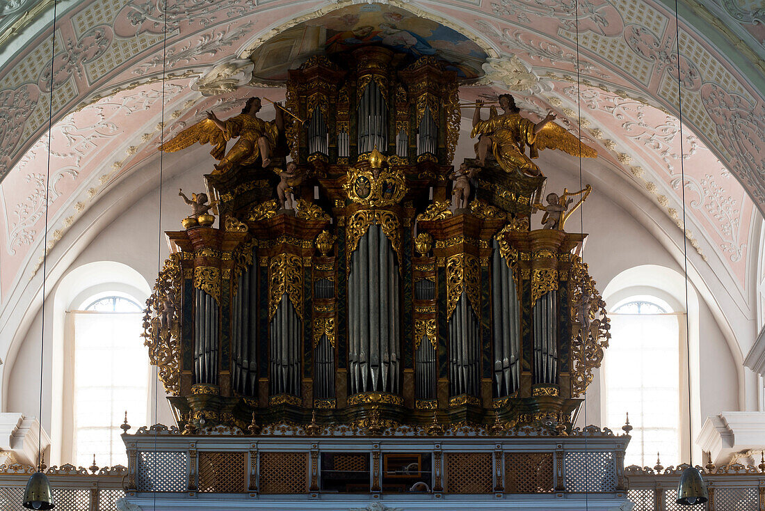 Die Orgel in der Kirche des Klosters Pielenhofen in Pielenhofen im Naabtal, Niederbayern