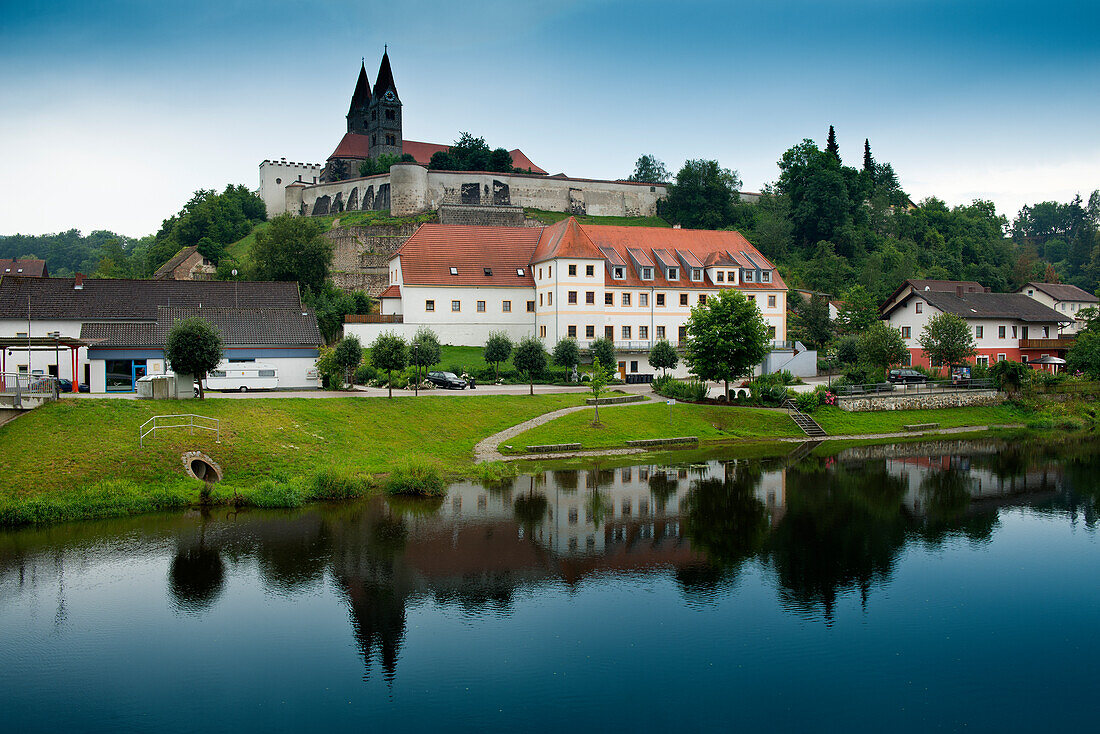 Blick zum Kloster Reichenbach über der Regen in Reichenbach, Niederbayern