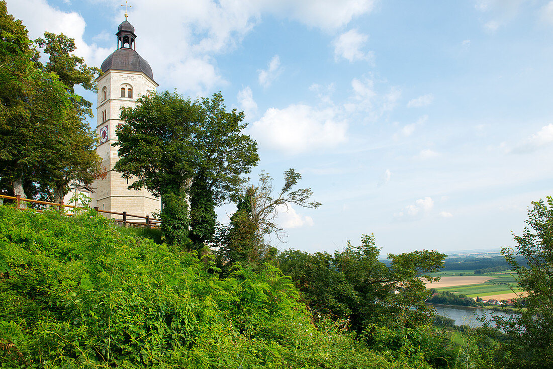Die Wallfahrtskirche auf dem Bogenberg hoch über der Donau, Bogen, Niederbayern