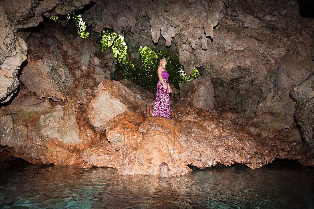 Touristin in The Grotto, Weihnachstinsel, Australien