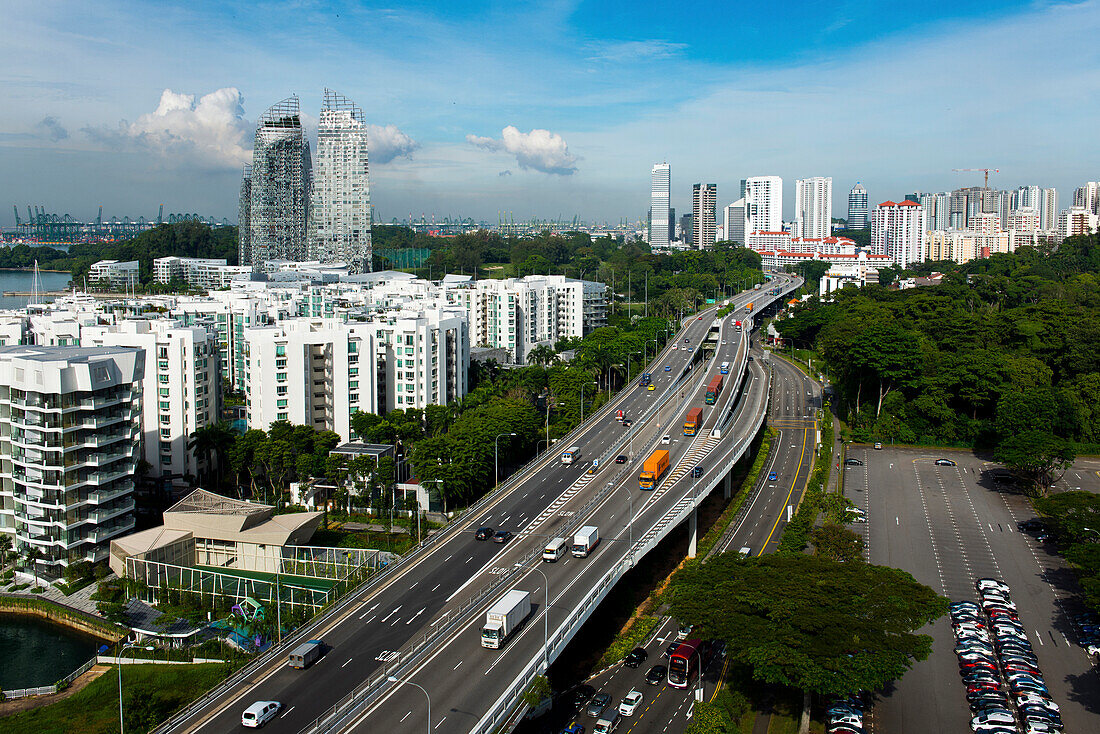 Blick vom Mt. Faber Park auf Apartmenthäuser und die West Coast Highway in Singapur