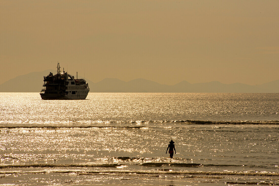 The Australien expedition cruise ship Coral Explorer anchors off he coast of the Tarutaro National Parks in Thailand