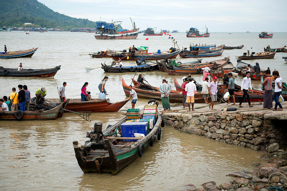 Der geschäftige Hafen von Myeik in Myanmar