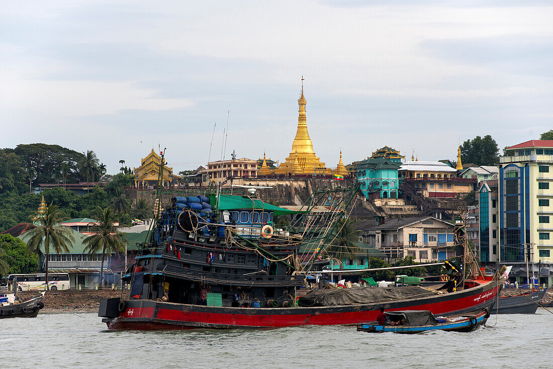 Blick zum Buddhistentempel Theindawgyi Paya in Myeik in Myanmar