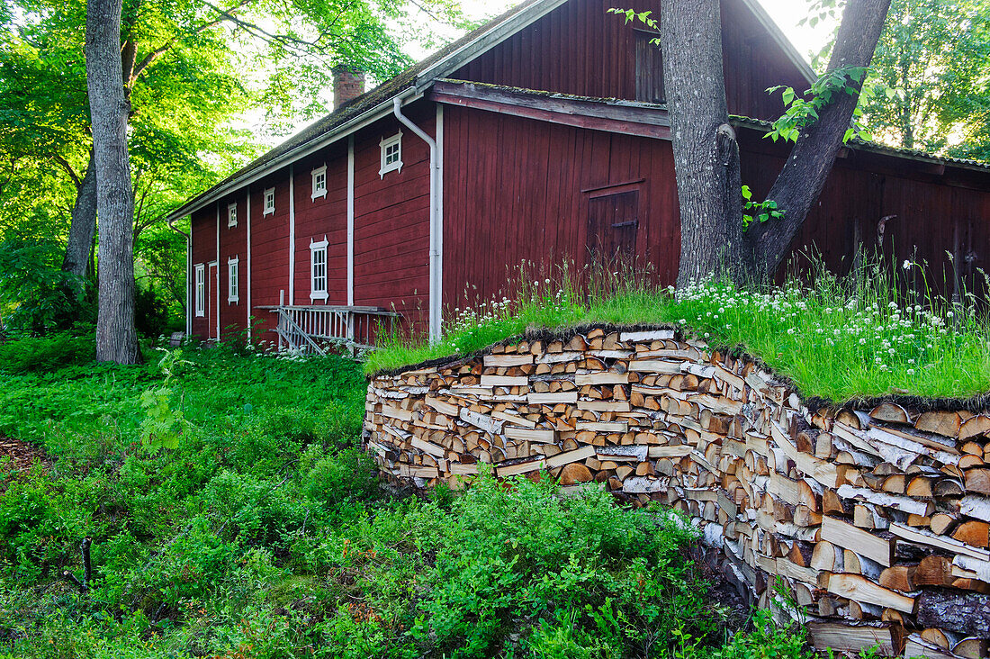 Holzstapel in Astrid Lindgren Maes Kulturzentrum , Schweden