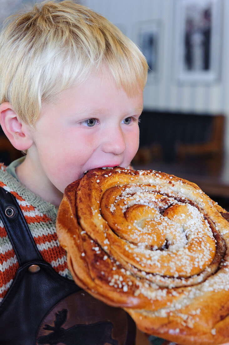 Im Café Hussaren gibt es die größten Zimtschnecken( hagabullar) des Landes Stadtteil Haga , Schweden