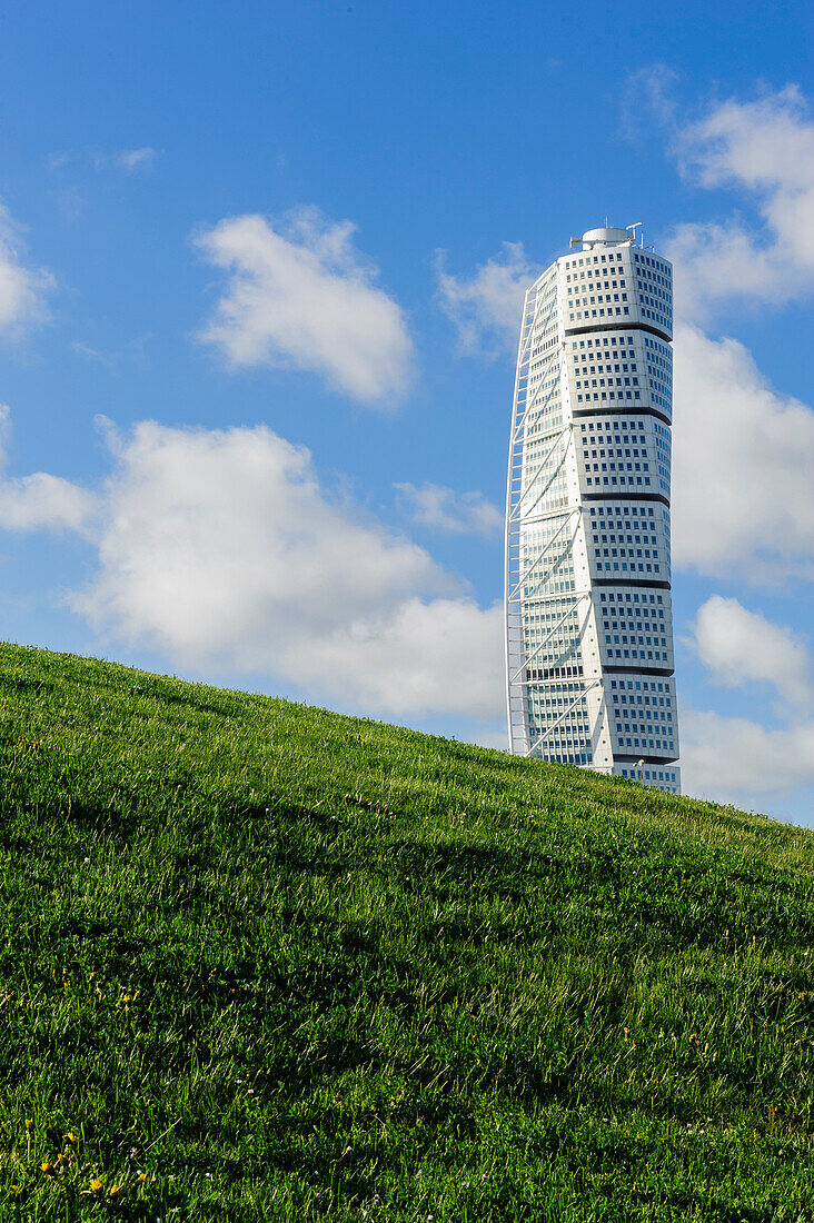 Turning-Torso mit grüner Wiese im saniertes Hafenareal, Malmö Südschweden, Schweden