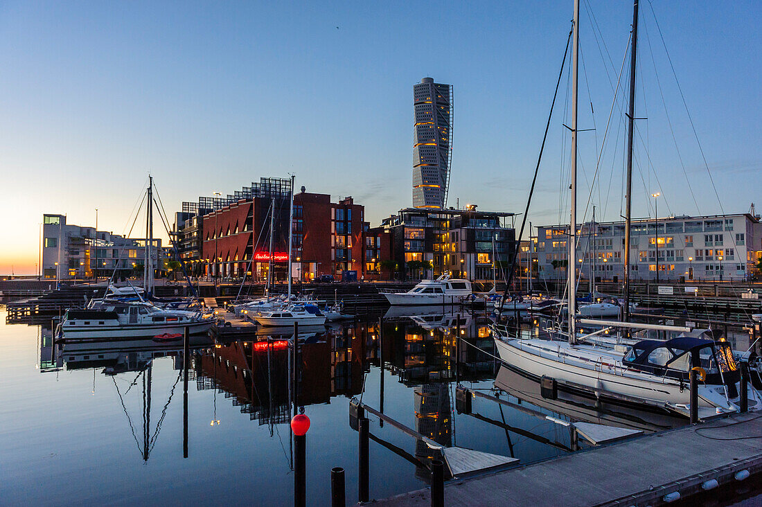 Jachthafen im Abendlicht, Turning-Torso im Saniertes Hafenareal, Malmö, Südschweden, Schweden
