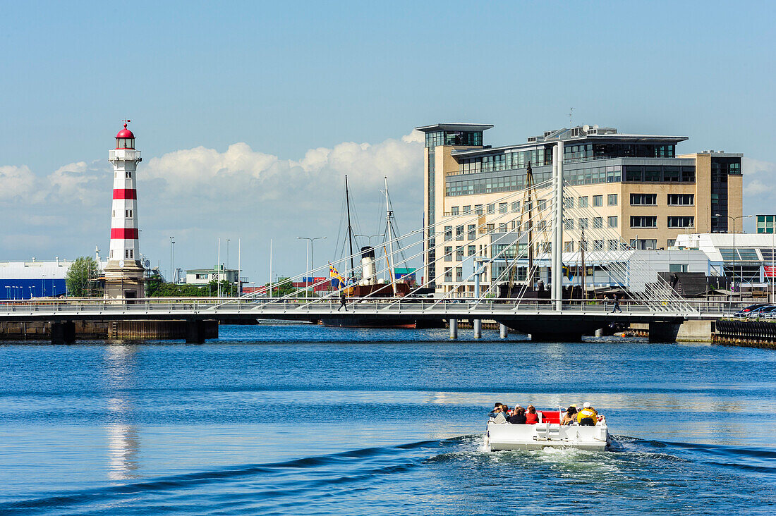 Rundfahrtsboot Paddan fährt durch Hafen Leuchturm im Hintergrund, Malmö Südschweden, Schweden