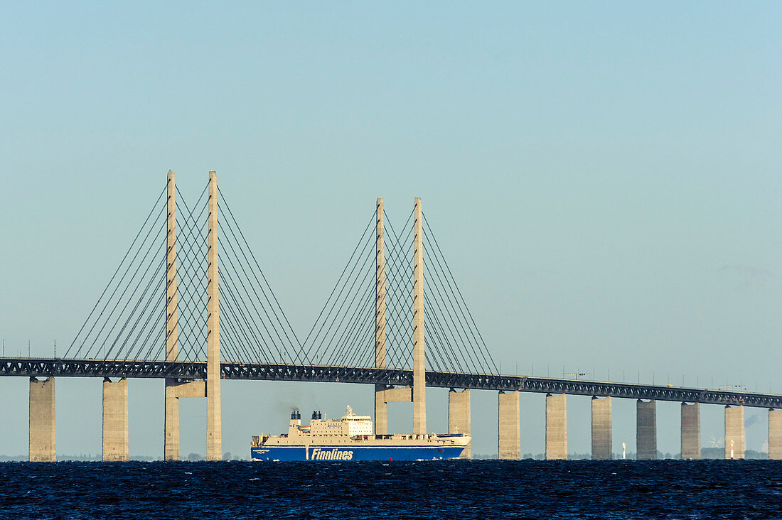 Finnlines Fähre fährt unter Oeresundbrücke, Malmö, Südschweden, Schweden
