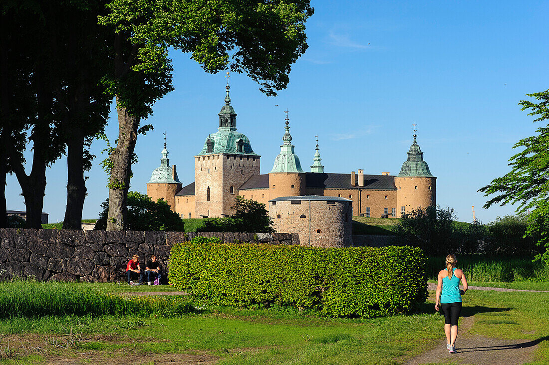 Kalmar Schloss Aussenasicht mit Joggerin , Schweden