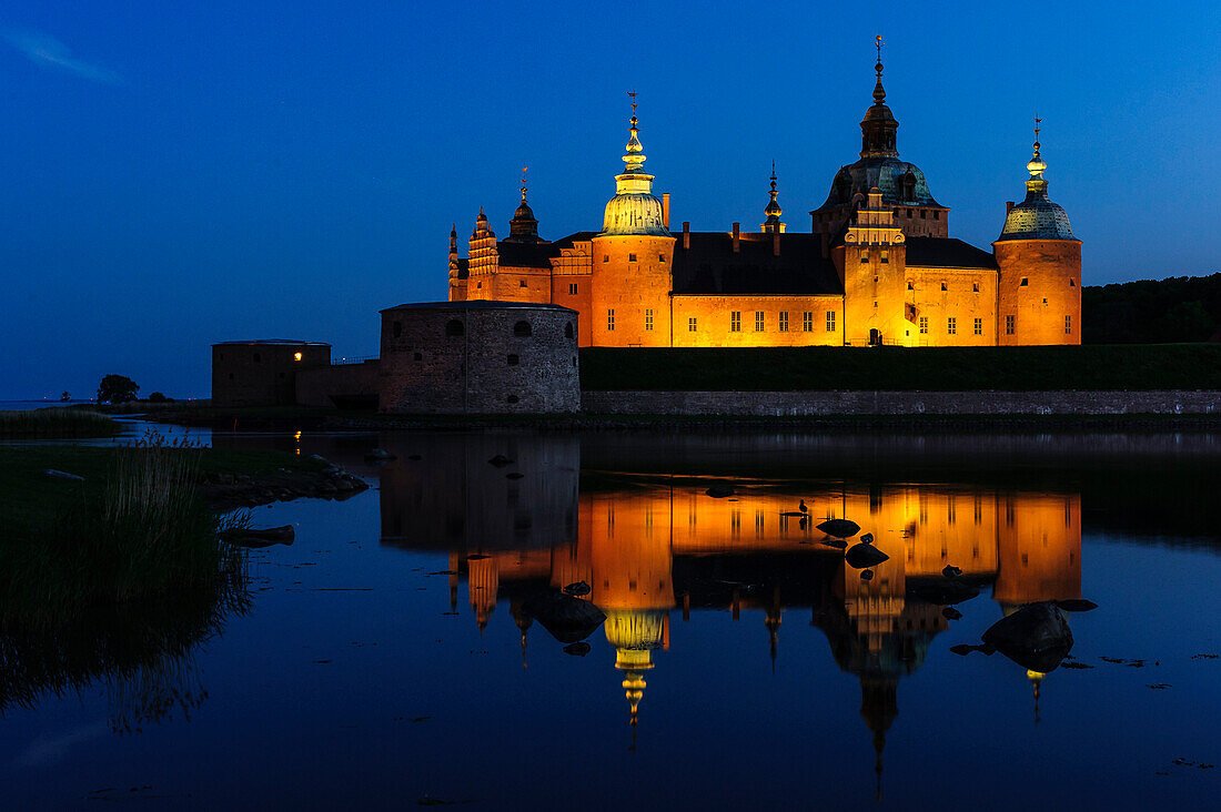 Kalmar Schloss mit Spiegelung und Nachthimmel , Schweden