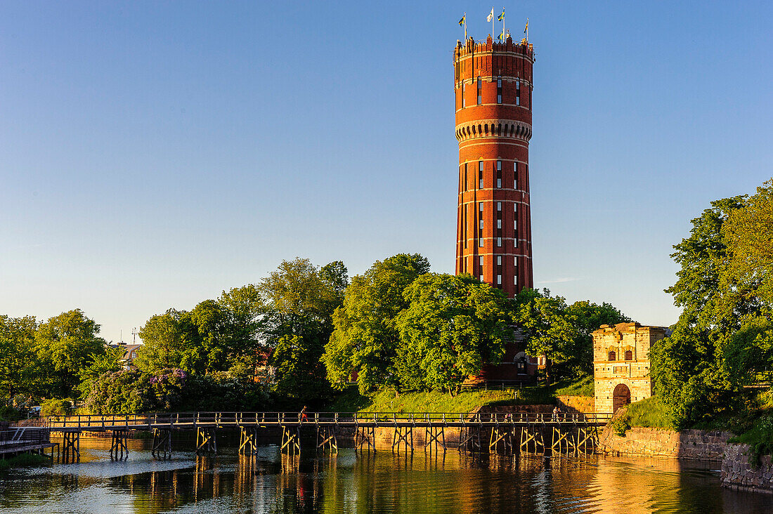 Vaesterport ( Westor ) Zugang zur Stadt über Holzbrücke. Hintergrund ein Wasserturm , Schweden