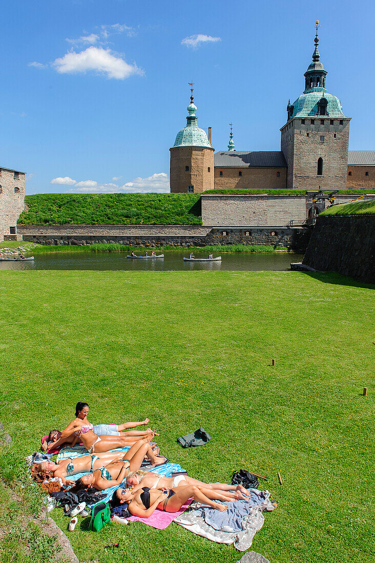 Kalmar Castle. Young sunbathing in the moat, Schweden