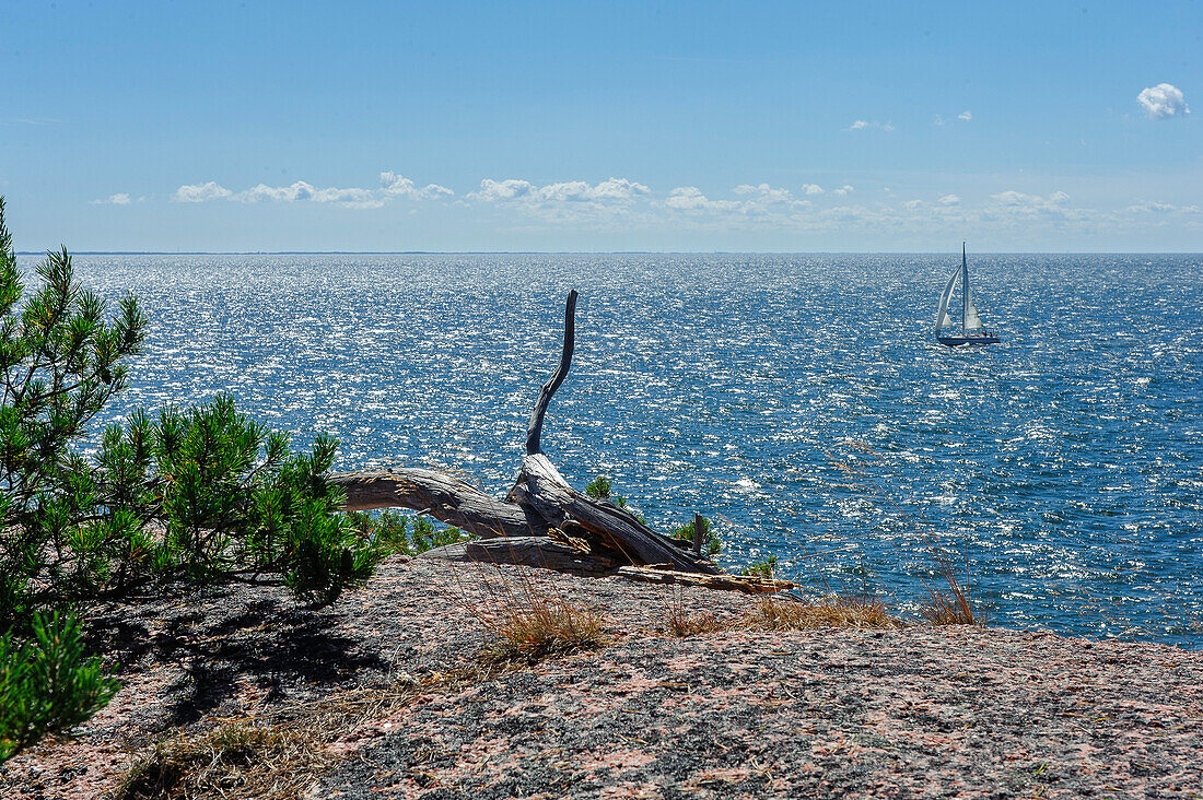 Granitfelsen Bla Jungfrun bei Byxelkrok, Die unbewohnte schwedische Insel Blå Jungfrun („Blaue Jungfrau“) liegt im nördlichen Kalmarsund, zwischen der Ostseeküste Schwedens und der Nordspitze der Insel Öland , Schweden