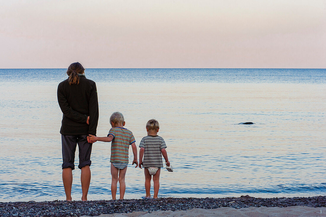 Mother with small children on the beach near Ljugarn, Schweden