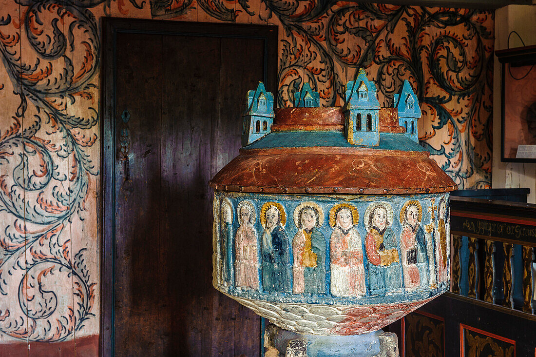 Bemaltes Taufbecken in der Kirche von Bro , Schweden