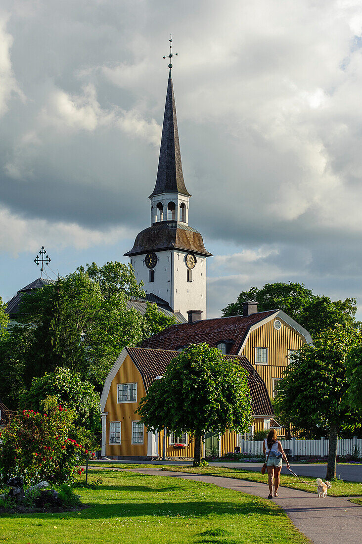 Kirche von Mariefred und Frau mit Hund im Vordergrund , Schweden
