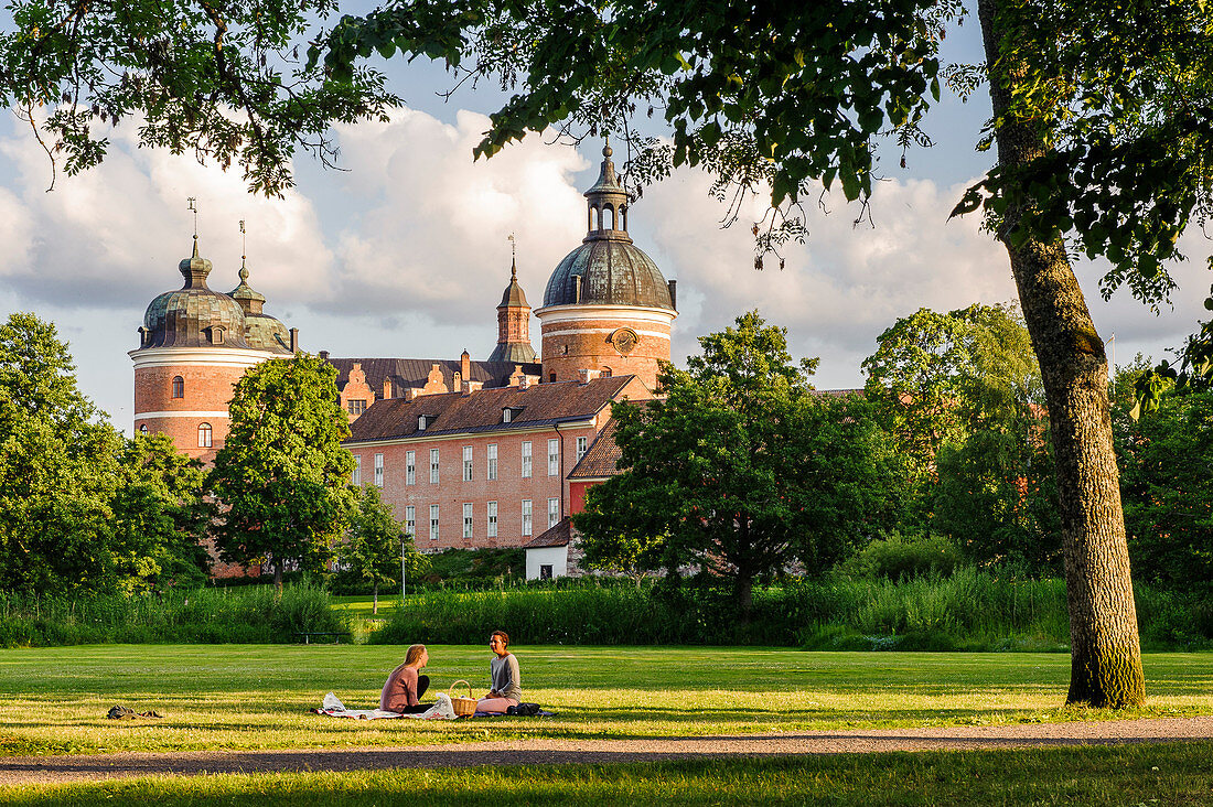 Junge Frauen machen Picknick im Park von Schloss Gripholm , Schweden