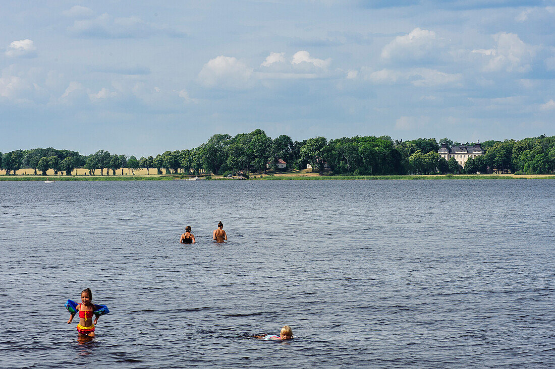 Badene im Maelarsee In der Nahe des Skokloster , Schweden