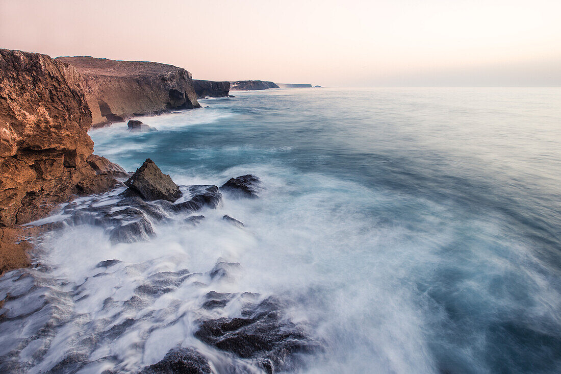 Felsenküste am Strand Praia da Amoreira,  Aljezur, Faro, Portugal