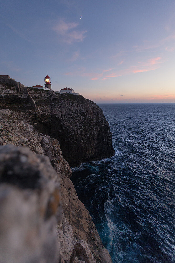 Leuchturm auf einem Felsen am Meer bei Praia da Amoreira,  Aljezur, Faro, Portugal