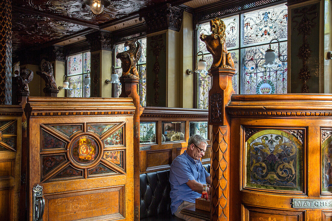 stained glass in the crown bar saloon since 1849, victoria street, belfast city center, ulster, northern ireland