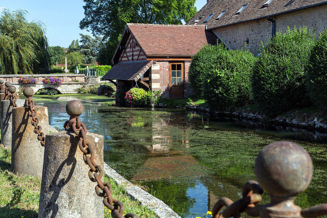 the castle's washhouse and canal, croisy-sur-eure (27), france