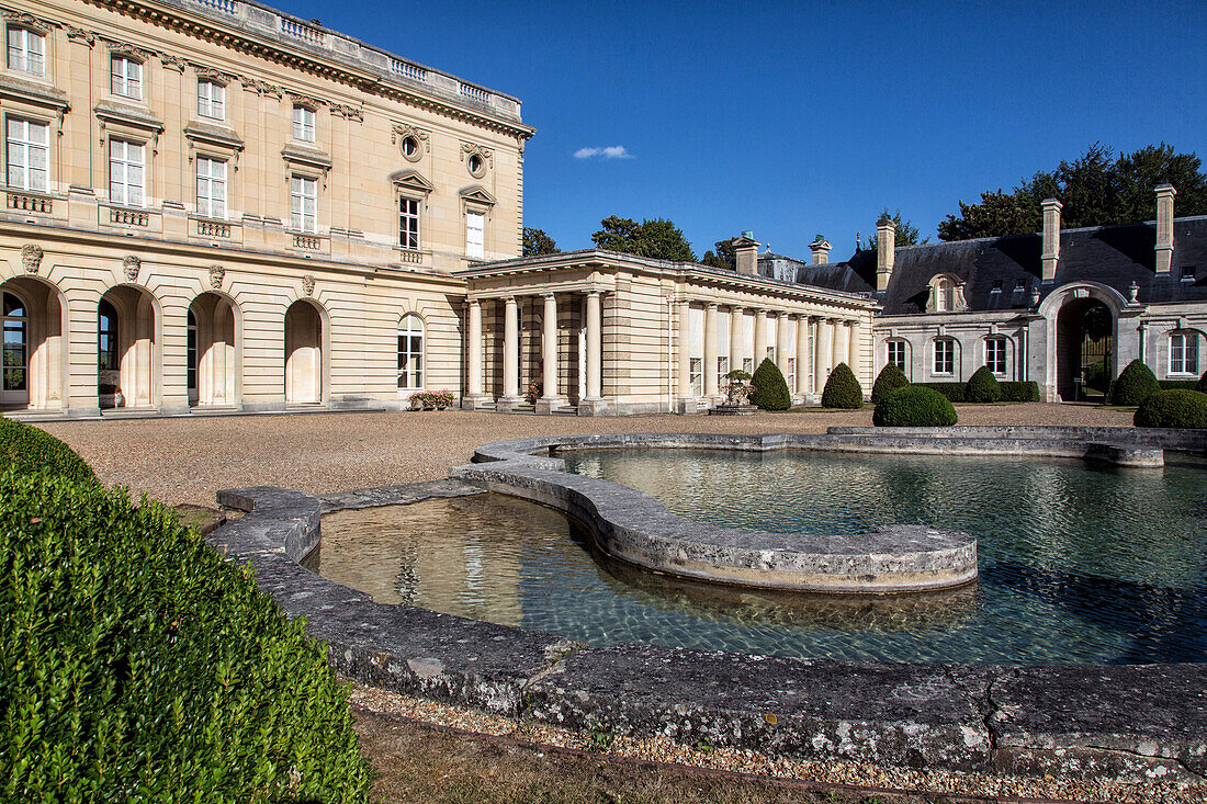 wading pool fountain, main courtyard at the chateau de bizy, vernon (27), france