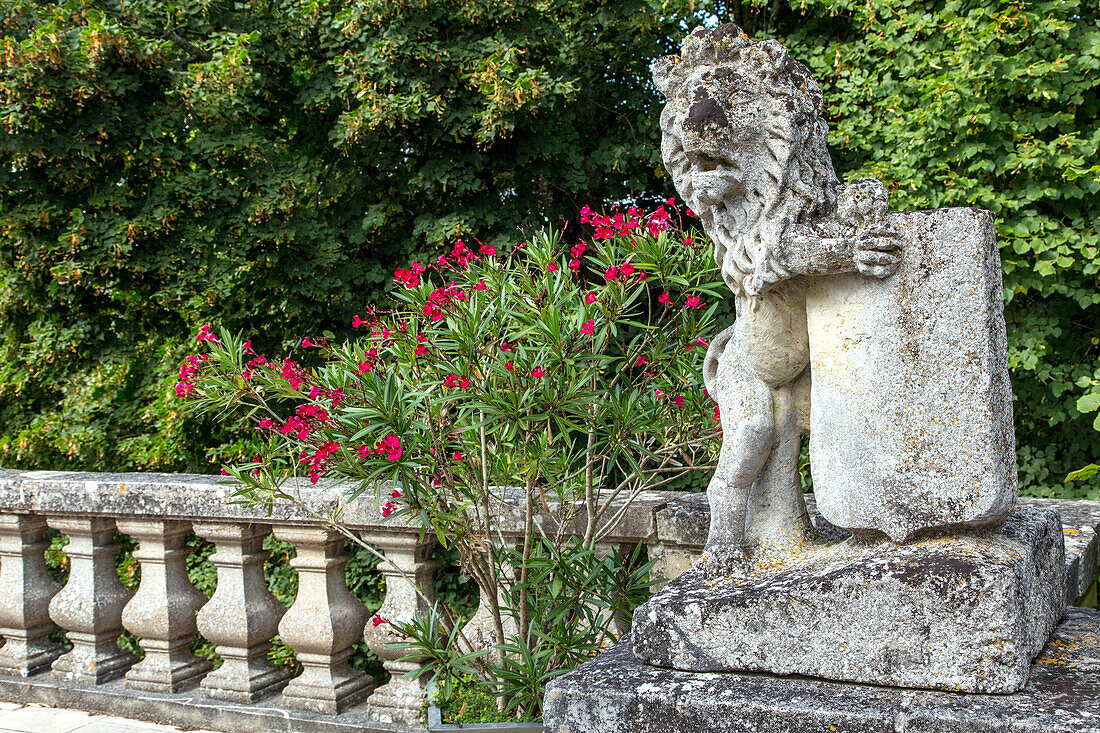 lion sculpture, park at the chateau de sorel, sorel-moussel (28), france