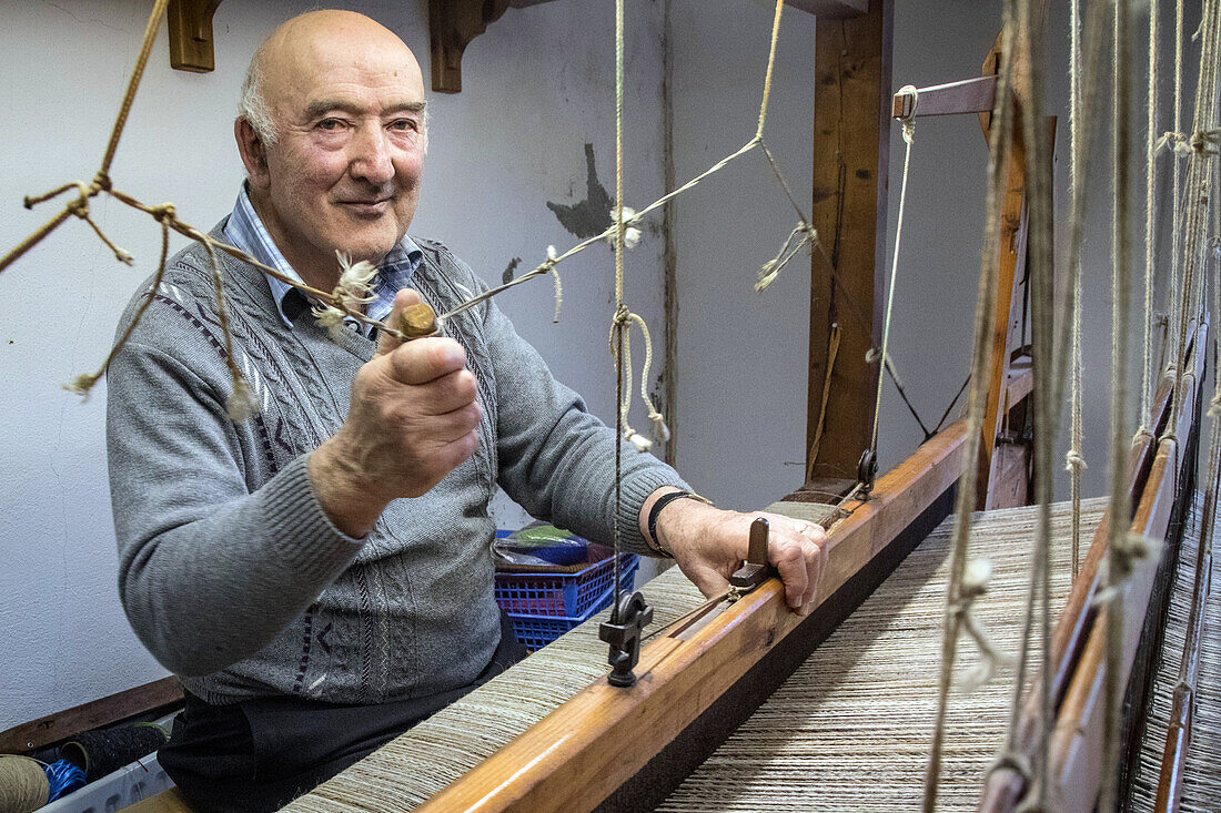 eddie doherty at his weaving loom, handwoven tweeds, town of ardara, county donegal, ireland
