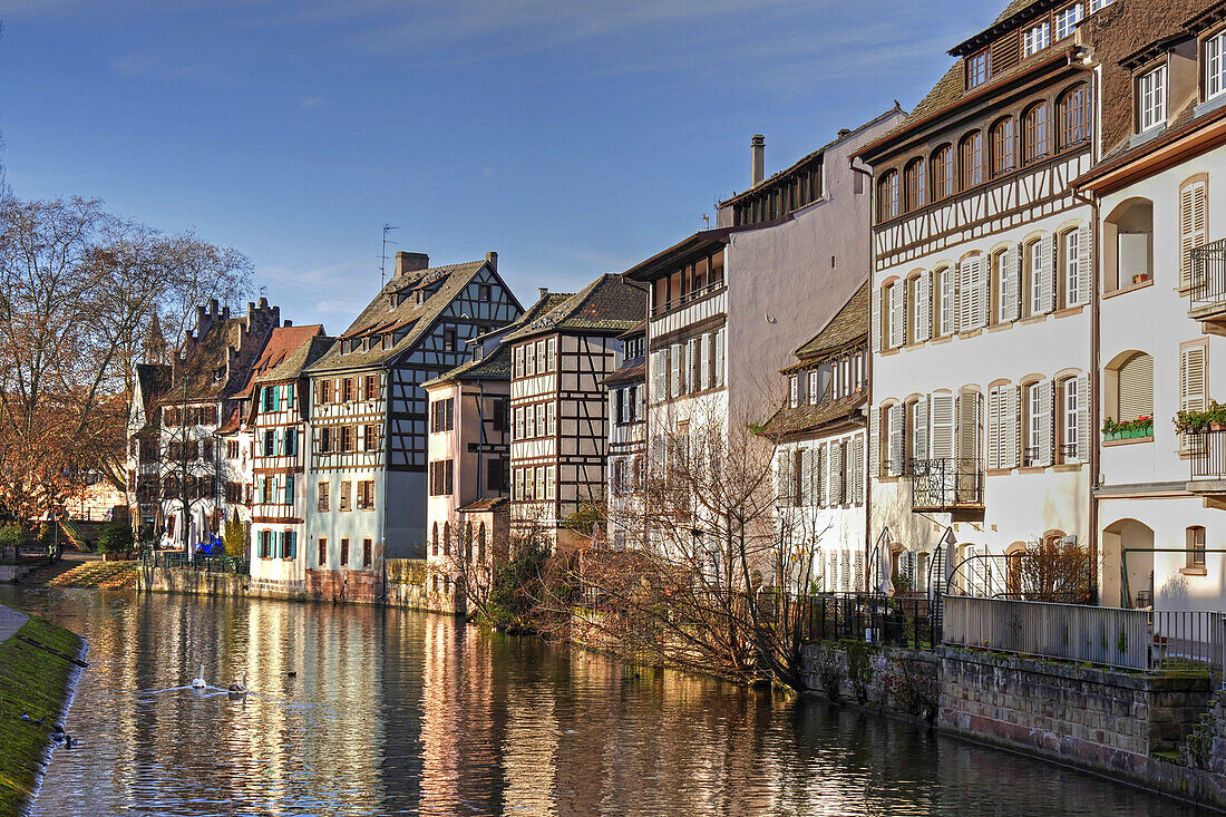 Ill River and Quai de la Bruche, old town Petite France, UNESCO World Heritage Site, Strasbourg, Alsace, France, Europe