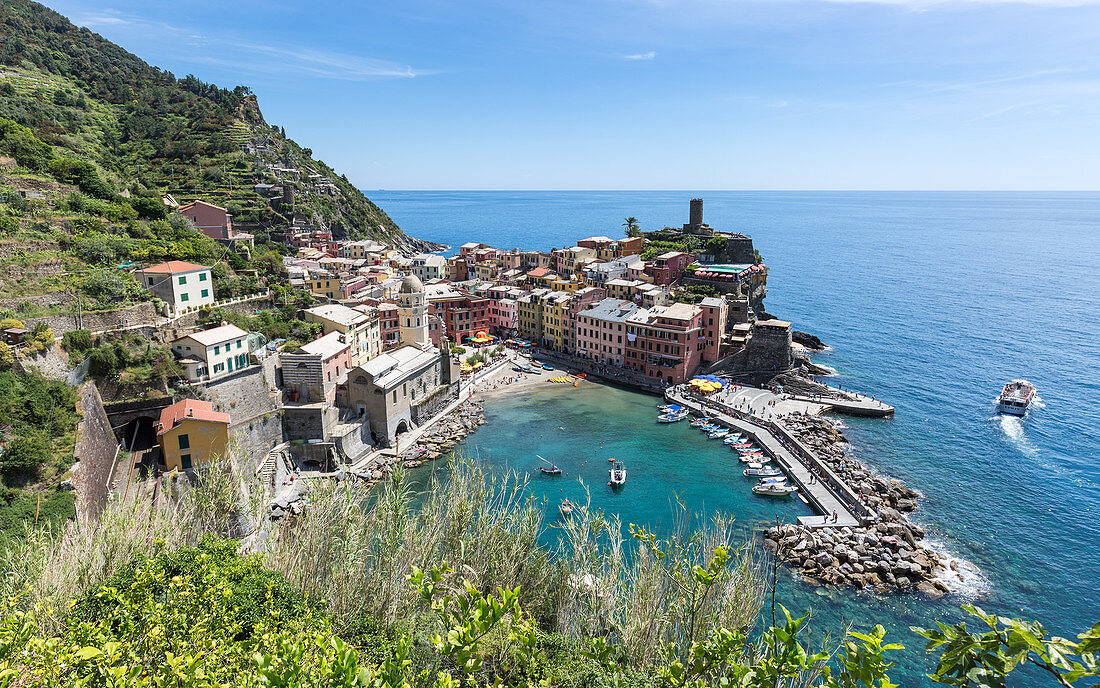 A scenic lookout over the harbour and old town of Vernazza, Cinque Terre, UNESCO World Heritage Site, Liguria, Italy, Europe