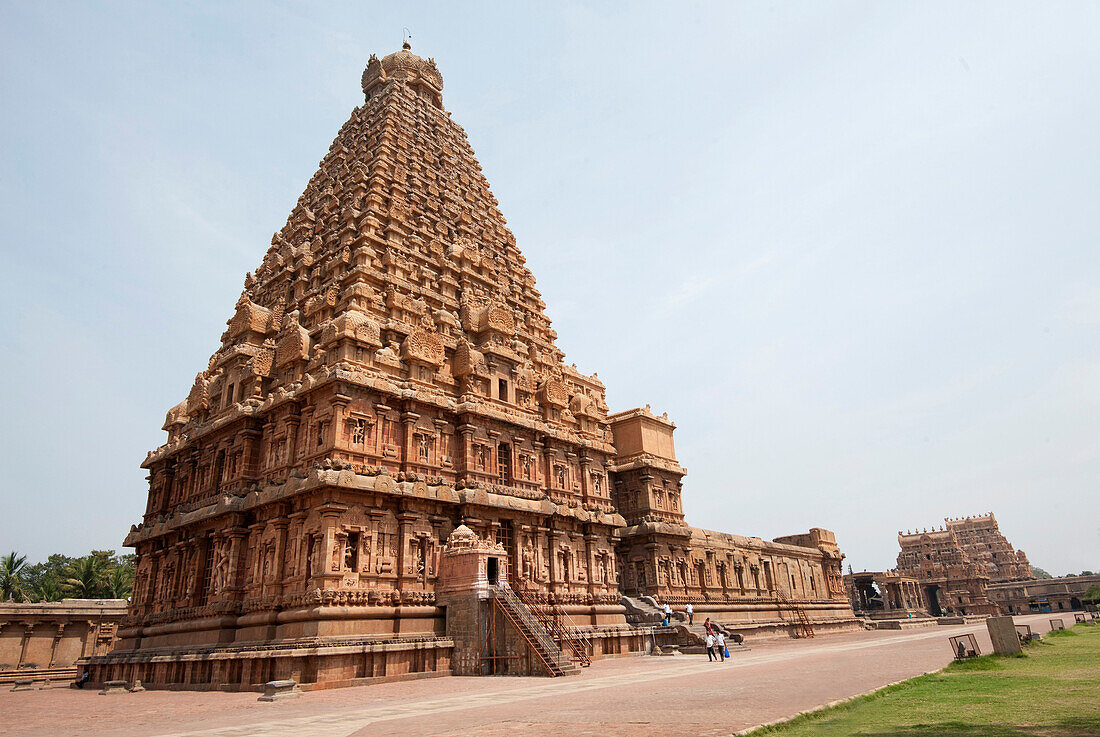The magnificent Cholan Dynasty Brihadeeswara temple, UNESCO World Heritage Site, built in 1010, Thanjavur, Tamil Nadu, India, Asia