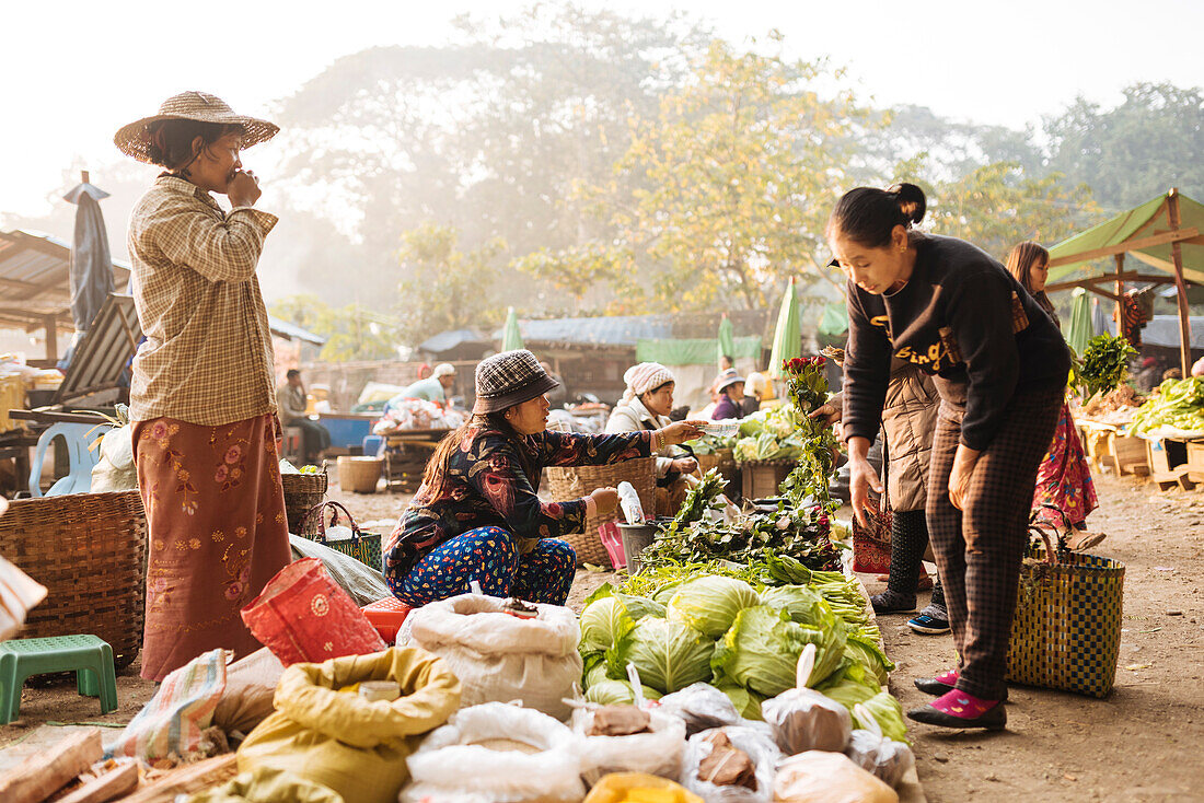 Hsipaw Morning Market, Hsipaw, Shan State, Myanmar (Burma), Asia