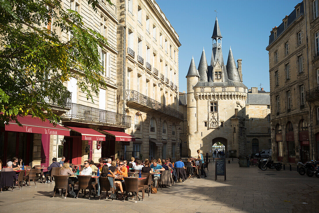 France, South-Western France, Bordeaux, door and cafe Cailhau