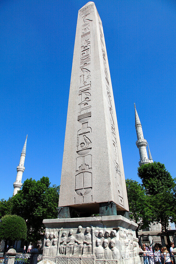 Turkey, Istanbul, municipality of Fatih, district de Sultanahmet, Theodose obelisk and Blue mosque (sultanahmet camii)