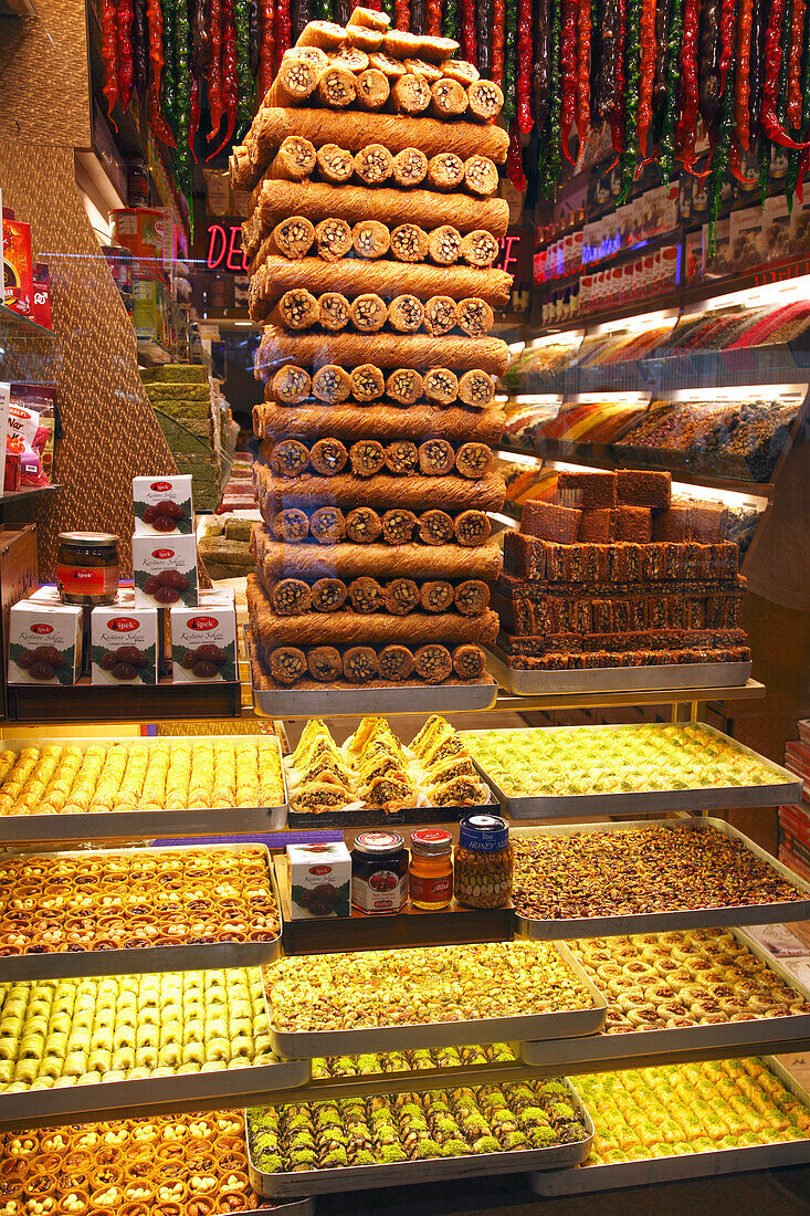 Turkey, Istanbul (municipality of Fatih), district of Beyazit, the Grand Bazaar (Kapali Carsi),  pastry
