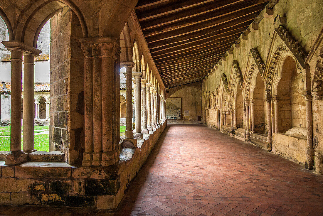 France, Gironde, St Emilion (UNESCO World Heritage), cloister of the collegial church