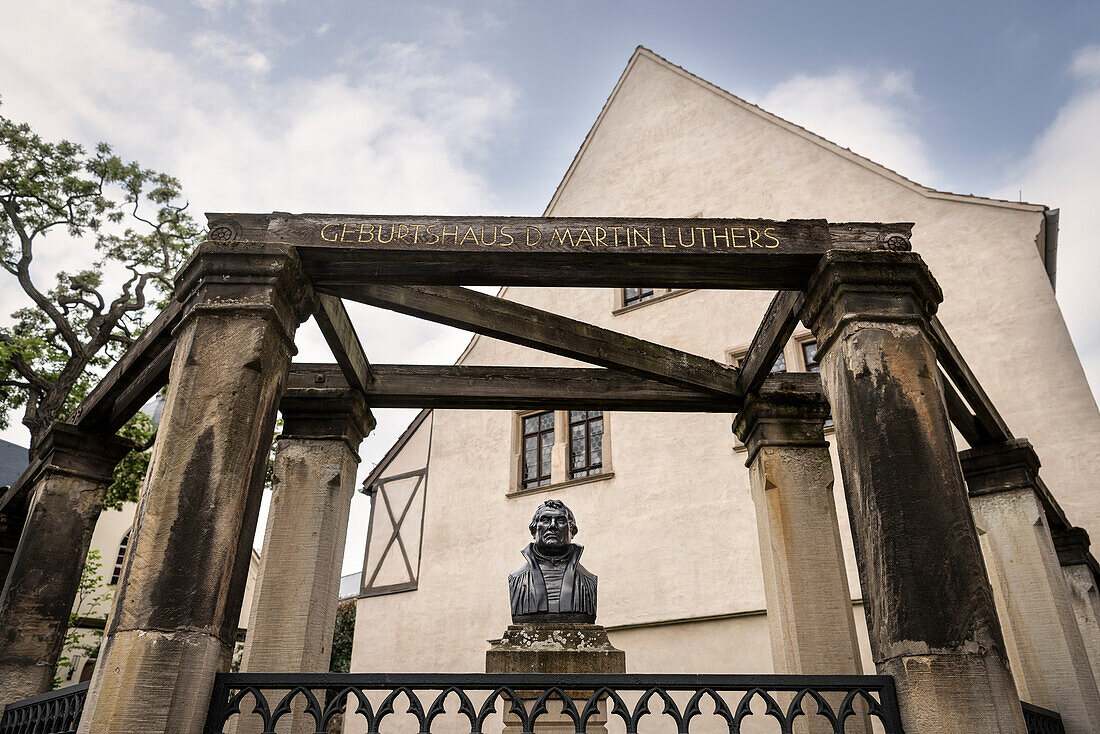 UNESCO Welterbe Lutherstädte, Büste vor Geburtshaus des Reformators Martin Luther, Lutherstadt Eisleben, Sachsen-Anhalt, Deutschland