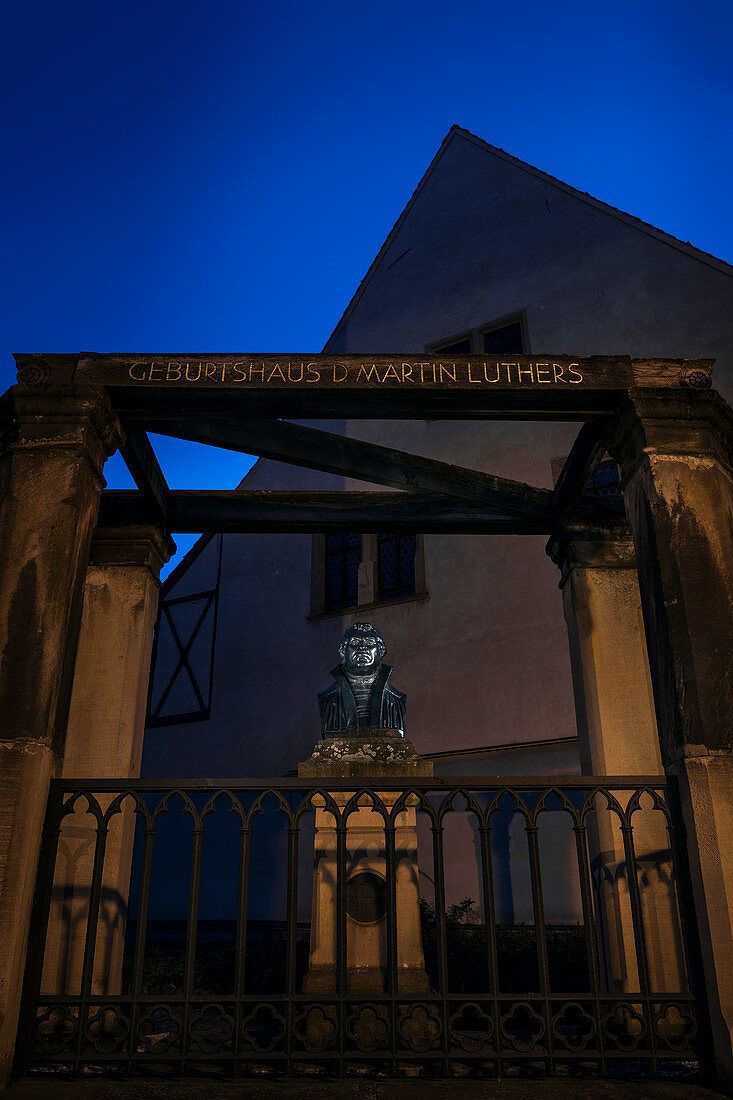 UNESCO Welterbe Lutherstädte, Büste vor Geburtshaus des Reformators Martin Luther, Lutherstadt Eisleben, Sachsen-Anhalt, Deutschland