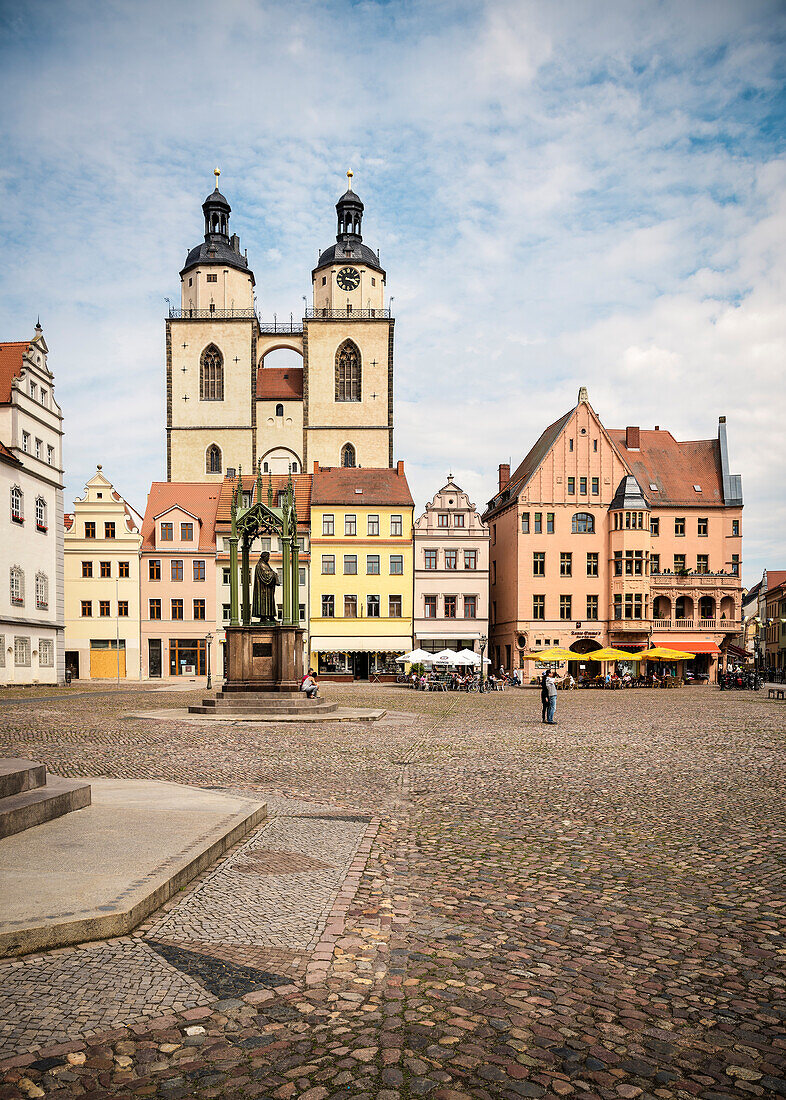 UNESCO Welterbe Lutherstädte, Stadtkirche und Luther Statue am Marktplatz Lutherstadt Wittenberg, Sachsen-Anhalt, Deutschland