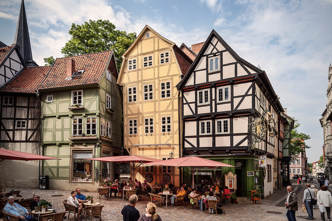 UNESCO Welterbe Fachwerkstadt Quedlinburg, Menschen sitzen in Café in der Altstadt, Sachsen-Anhalt, Deutschland